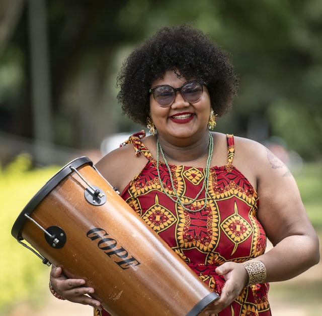 O amor pela percussão de Fernanda Vitória no Maracatu do Boiadeiro Boi Brilhante